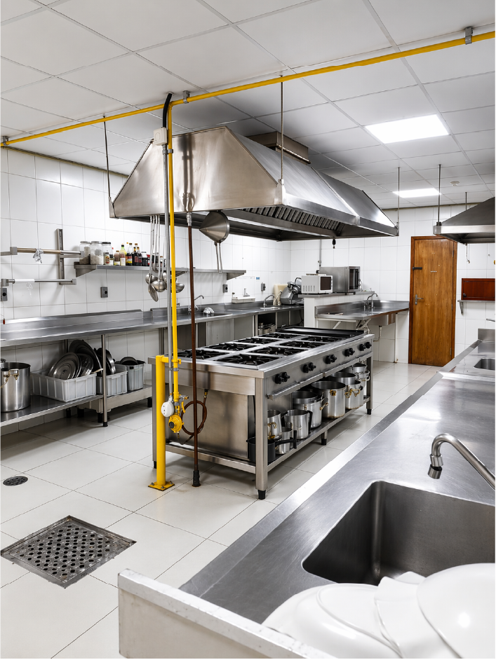 Cozinha industrial equipada para preparo de catering