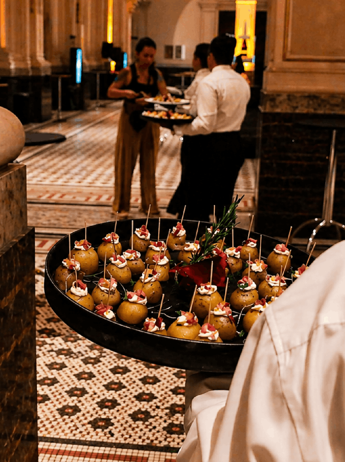 Home 21 Garçom servindo aperitivos para convidados