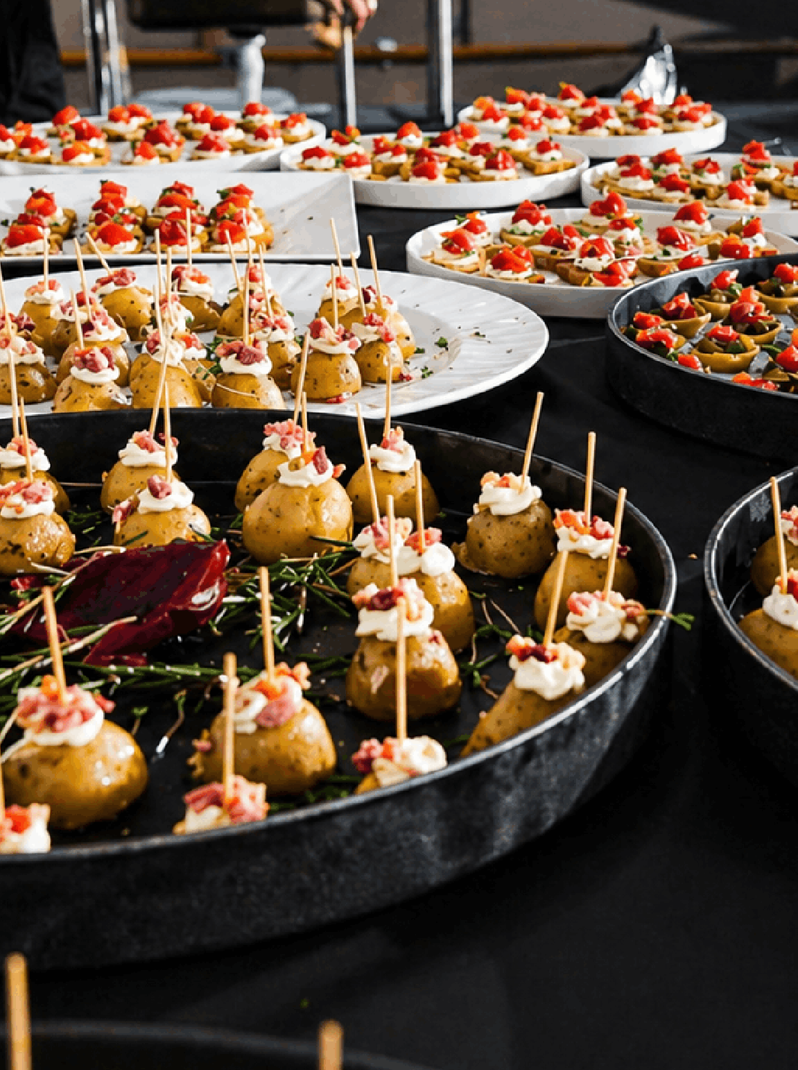 Home 14 Aperitivos servidos em evento corporativo