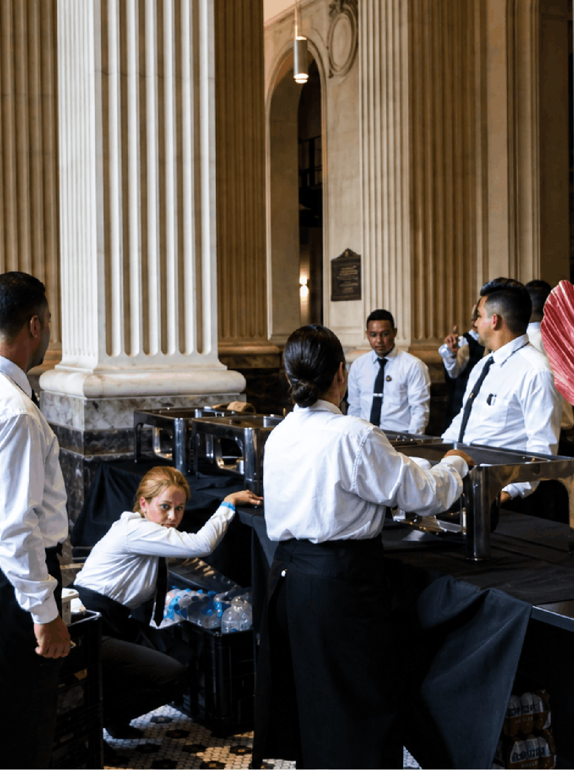 Galeria 16 Equipe de catering organizando buffet em evento corporativo