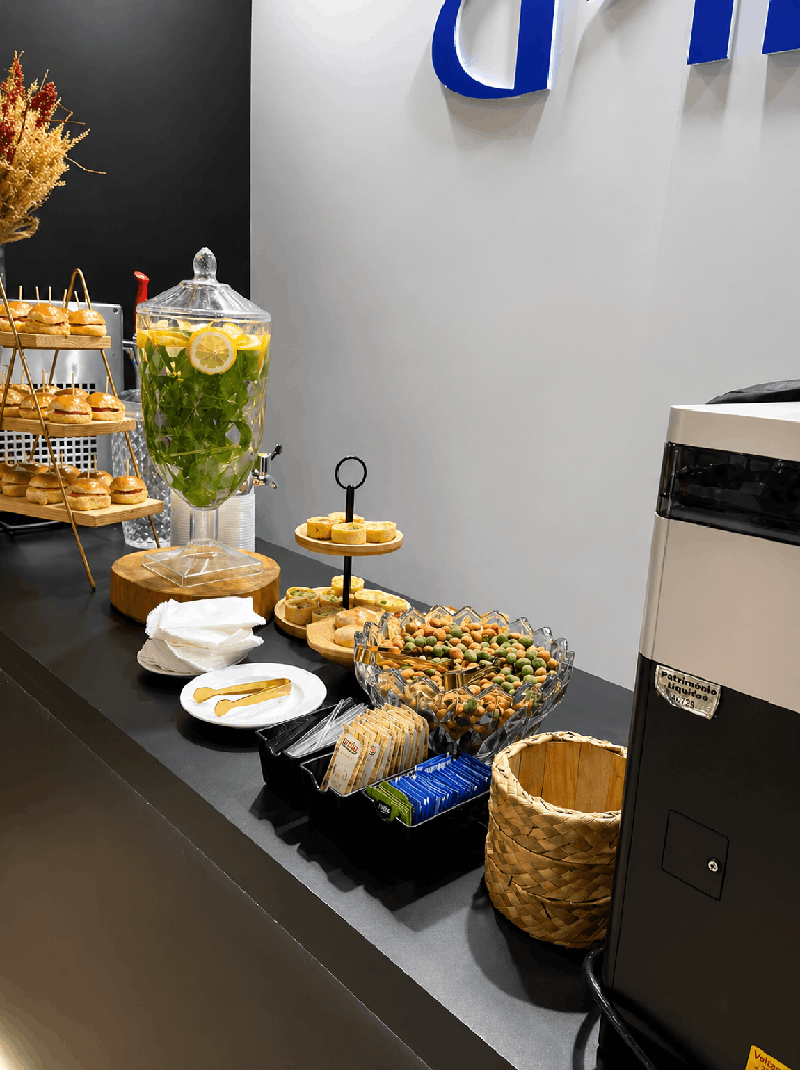Stands em Feiras 5 Mesa de coffee break montada para evento corporativo