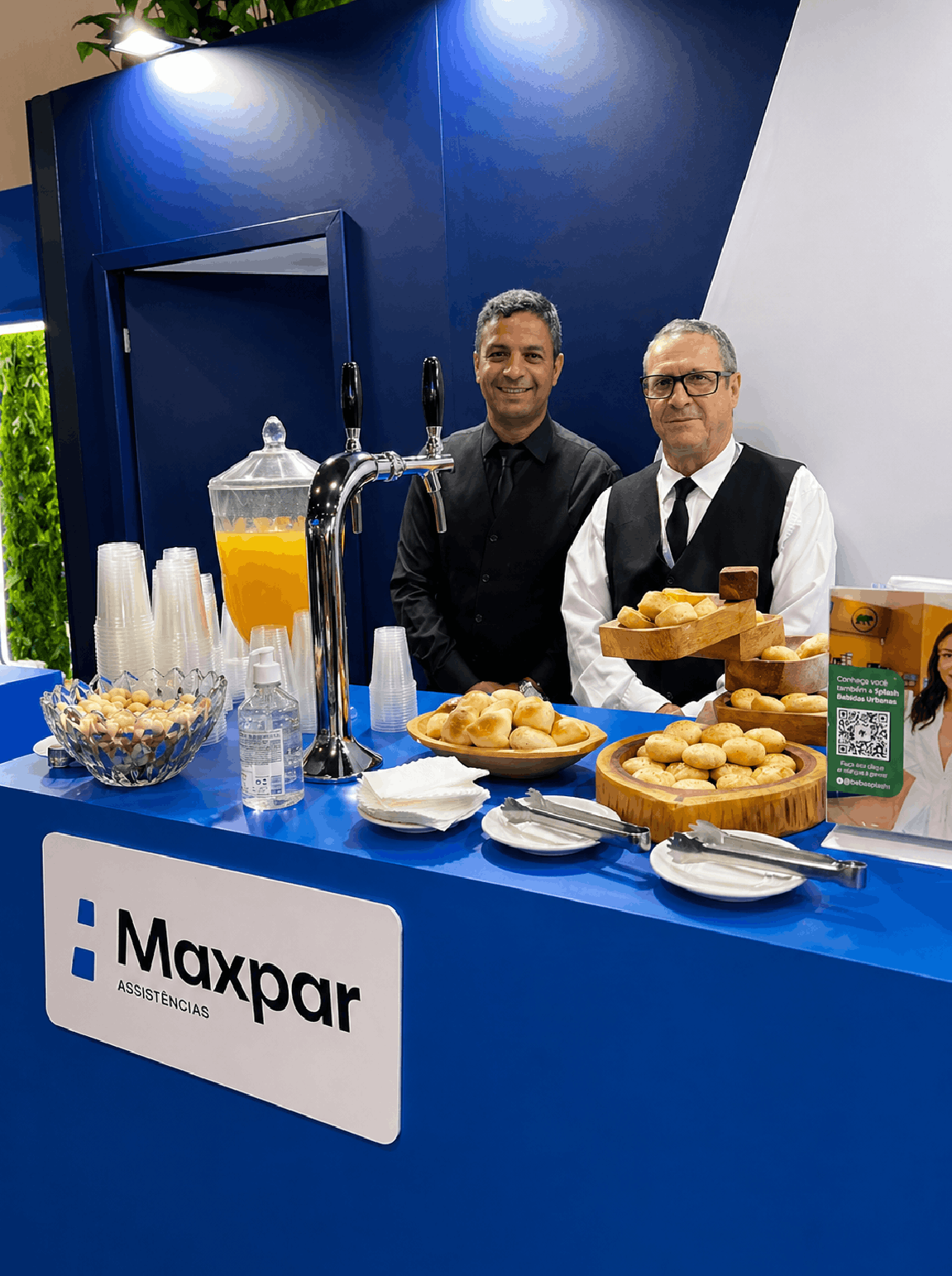 Galeria 19 Equipe de catering atendendo em evento corporativo