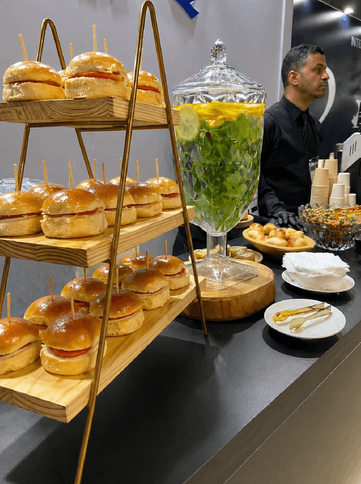 Stands em Feiras 3 Mini sanduíches e bebidas servidos em evento corporativo