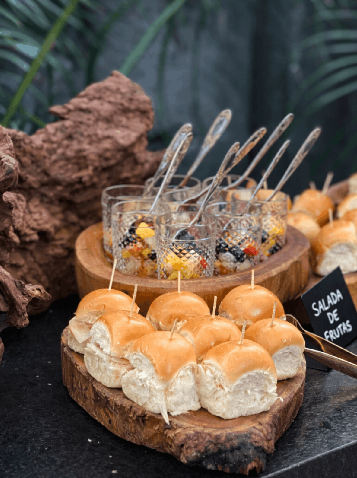 Home 24 Mini sanduíches servidos em evento corporativo