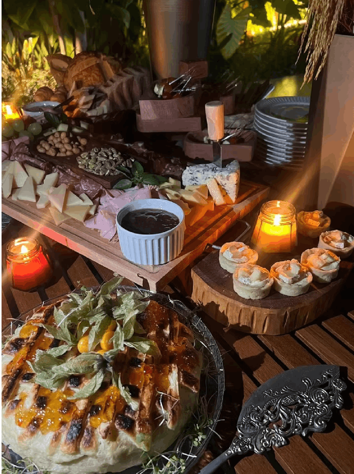 Home 16 Mesa de catering com pratos quentes em evento