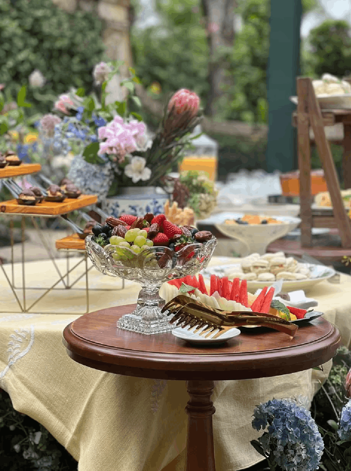 Home 18 Mesa de brunch montada para evento ao ar livre