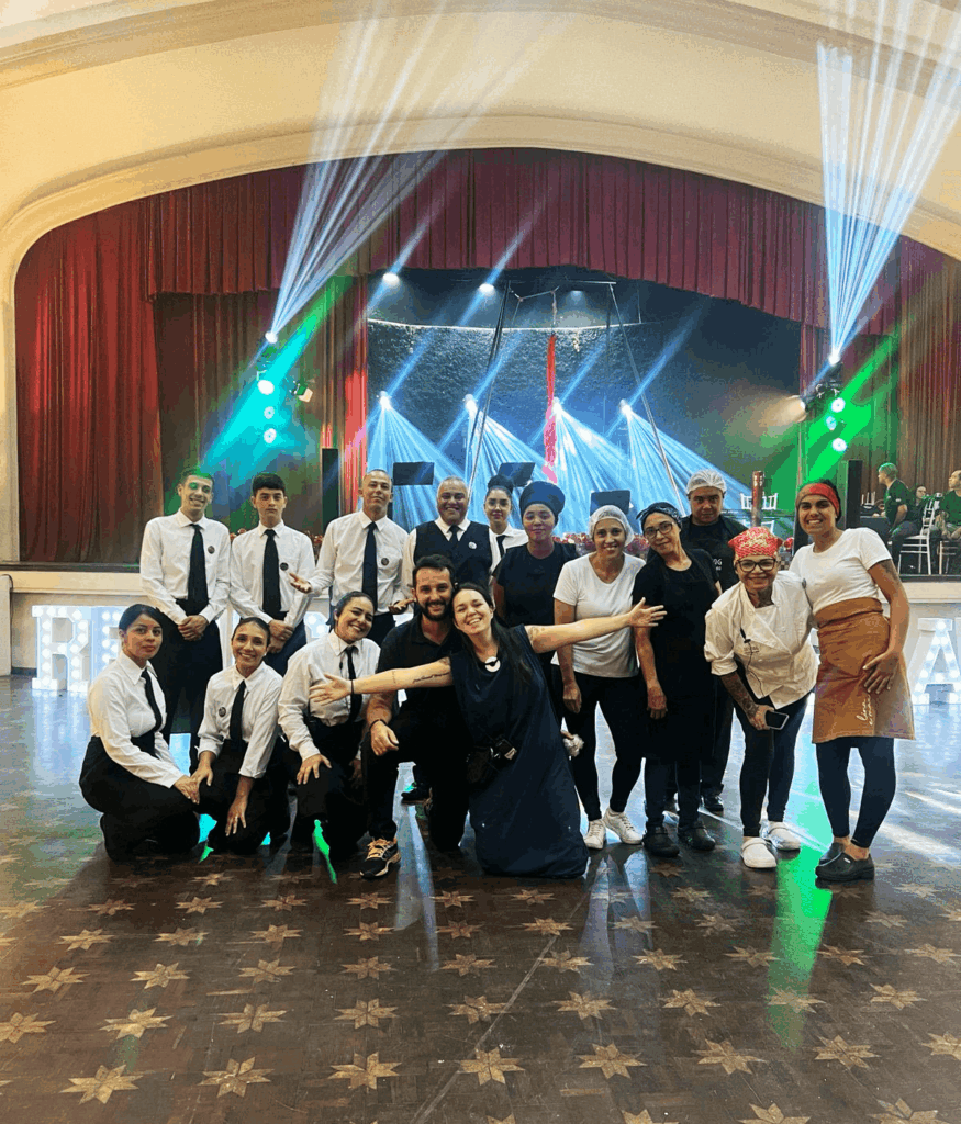Equipe de catering reunida em evento corporativo